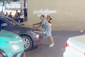 Khống chế nam thanh niên vô cớ ra đường chặn xe, đánh người 