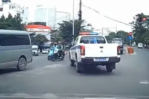 CSGT Hà Nội mở đường đưa người dân đi cấp cứu