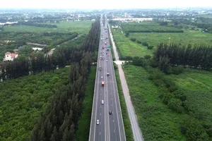 Cục CSGT điều tiết giao thông trên loạt cao tốc, hạn chế phương tiện đi chậm lấn làn gây ùn ứ 