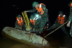 Hà Nội: Trục vớt hai quả bom nặng gần 3 tấn tại khu vực cầu Long Biên