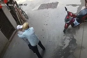 Công an xác minh vụ cụ ông bị khống chế, cướp ví ở Hà Nội