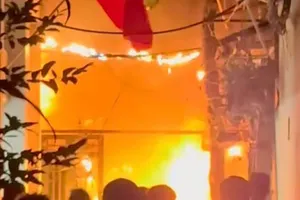 Cảnh sát cứu thoát nhiều người trong vụ hỏa hoạn ở Hà Nội