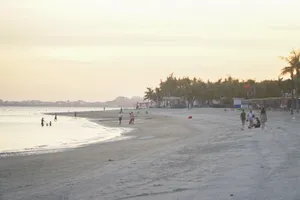 Hình ảnh bãi biển Quảng Ninh trước khi bão số 9 đổ bộ