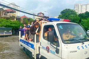 Chùm ảnh: Người dân Hà Nội tiếp tục lội nước đi làm