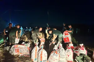 Hàng ngàn người căng mình gia cố đê chống lũ ở Bắc Ninh trong đêm
