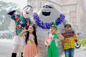 Dàn sao nhí đụng độ dàn quái vật náo loạn khắp Việt Nam 