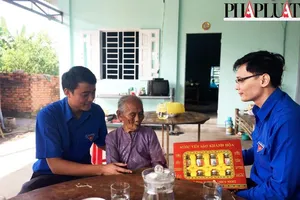 Thăm và tặng quà các mẹ Việt Nam anh hùng tại Củ Chi