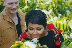 H’Hen Niê ngồi xe công nông tại Tây Nguyên cùng Kyo York 