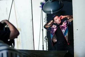 Vừa nhá ảnh hậu trường, fans của Isaac bấn loạn 