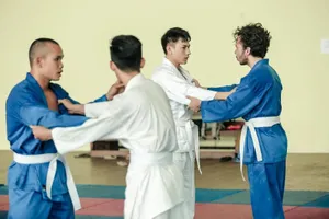 Isaac chăm chỉ tập võ để... bảo vệ 'người yêu'? 