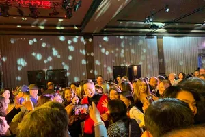 Khán giả hải ngoại vây kín Nhật Tinh Anh