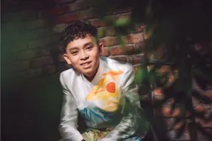 Hồ Văn Cường con nuôi Phi Nhung lớn bổng trong áo dài