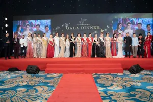 Sĩ Hoàng đấu giá áo dài Hương sắc Việt gây quỹ xây mái ấm