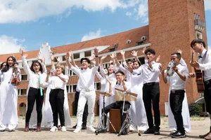 Đan Trường hát hit 'Nắng sân trường' với tóc hai mái kinh điển