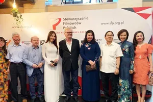 Diễm My 9X diện áo dài trắng ở Ba Lan