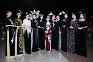 Hoa hậu Phan Thị Mơ diện áo dài nhung ở Đà Lạt