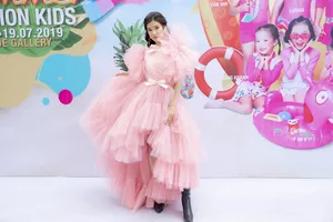 Hoàng Yến Chibi hội ngộ nhóm Ngựa Hoang trong đầm hồng