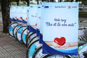 MC Quyền Linh, hoa hậu Đỗ Mỹ Linh cùng hiến tạng cứu người 