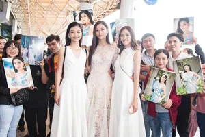 Vừa đến TP.HCM, tân hoa hậu, á hậu gây 'náo loạn' sân bay