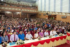 Hàng ngàn người dân vây kín hoa hậu Lương Thùy Linh