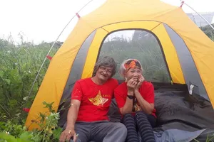 Ngưỡng mộ tình yêu của vợ chồng phượt thủ U-70 ở Sài Gòn