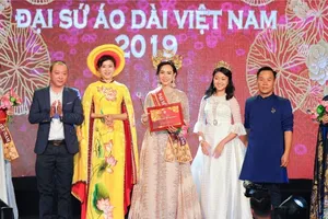 Ba gương mặt Đại sứ áo dài Việt rạng rỡ trong đêm đăng quang