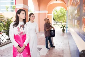 Á hậu Tường San cùng hoa hậu quốc tế Mariem dạo chơi Sài Gòn