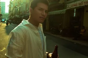 Quốc Thiên phong cách retro giữa lòng Sài Gòn