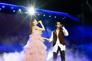 Hồ Ngọc Hà đi chân đất sánh đôi song ca cùng Hà Anh Tuấn