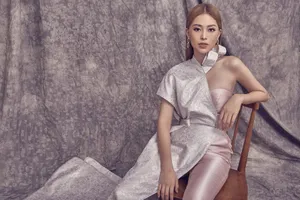 Á hậu Bùi Phương Nga trong trang phục lạ mắt