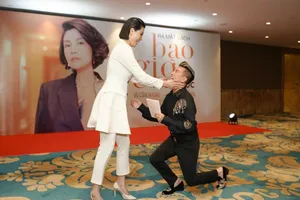 Đàm Vĩnh Hưng quỳ gối chúc mừng siêu mẫu Vũ Cẩm Nhung