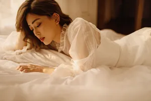 Á hậu Bùi Phương Nga tung bộ ảnh mới mừng sinh nhật tuổi 22