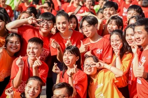Tiểu Vy buộc tóc đuôi ngựa nhảy flashmob ủng hộ bình đẳng giới