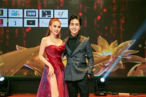 Vợ chồng Thu Thủy ngồi ghế nóng chấm thi nhan sắc ở Malaysia