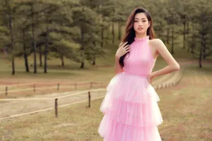 Lương Thùy Linh thả dáng ngọt ngào giữa đồi cỏ hồng Đà Lạt