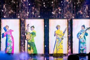 Lương Thùy Linh cùng dàn á hậu trình diễn với nhạc cụ dân tộc 