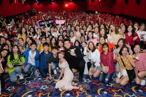 Lan Ngọc, Lê Khanh, Jun Vũ lọt trong vòng vây của khán giả Huế