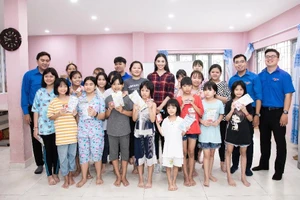 Tiểu Vy cùng các em nhỏ nhảy vũ điệu rửa tay phòng, chống bệnh