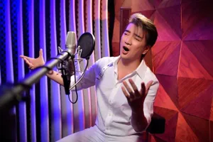 Đàm Vĩnh Hưng gửi quà cho các y bác sĩ chống dịch COVID-19