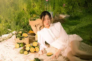 Lương Thuỳ Linh thả dáng đầy thơ mộng giữa vườn cam