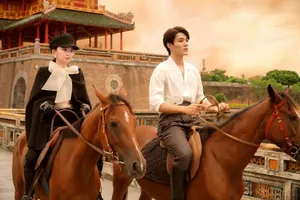 Kaity Nguyễn cưỡi ngựa cùng chàng trai lạ tại Huế