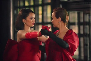 Gái già lắm chiêu V tung first look gây choáng ngợp 