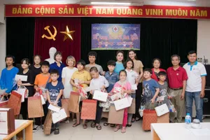 Á hậu Tường San cùng mẹ mang Trung thu đến sớm với các em nhỏ 