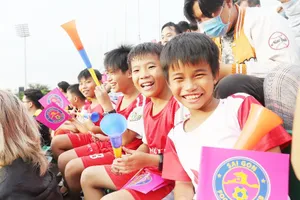 Trò cưng Nguyễn Hồng Sơn đội mưa xem V-League 2020