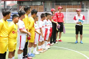 Danh thủ Nguyễn Hồng Sơn lần đầu bị học trò viết đơn khiếu nại