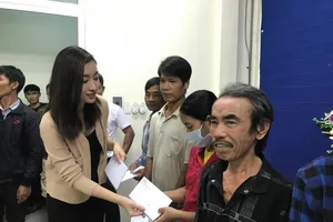 Dàn hậu mộc mạc, trao hơn 200 triệu cho đồng bào miền Trung