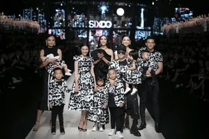 Màn catwalk chuyên nghiệp của hoa hậu Lương Thùy Linh 