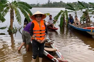 NSND Thanh Ngân trực tiếp trao quà cứu trợ người dân vùng lũ