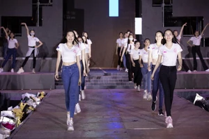 Hoa hậu Việt Nam tổng duyệt trước đêm Người đẹp Thời trang