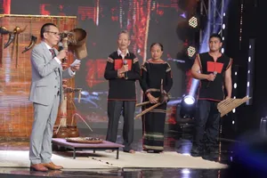 Hoa hậu Khánh Vân bắt đền H’Hen Niê vì bị ép uống rượu cần